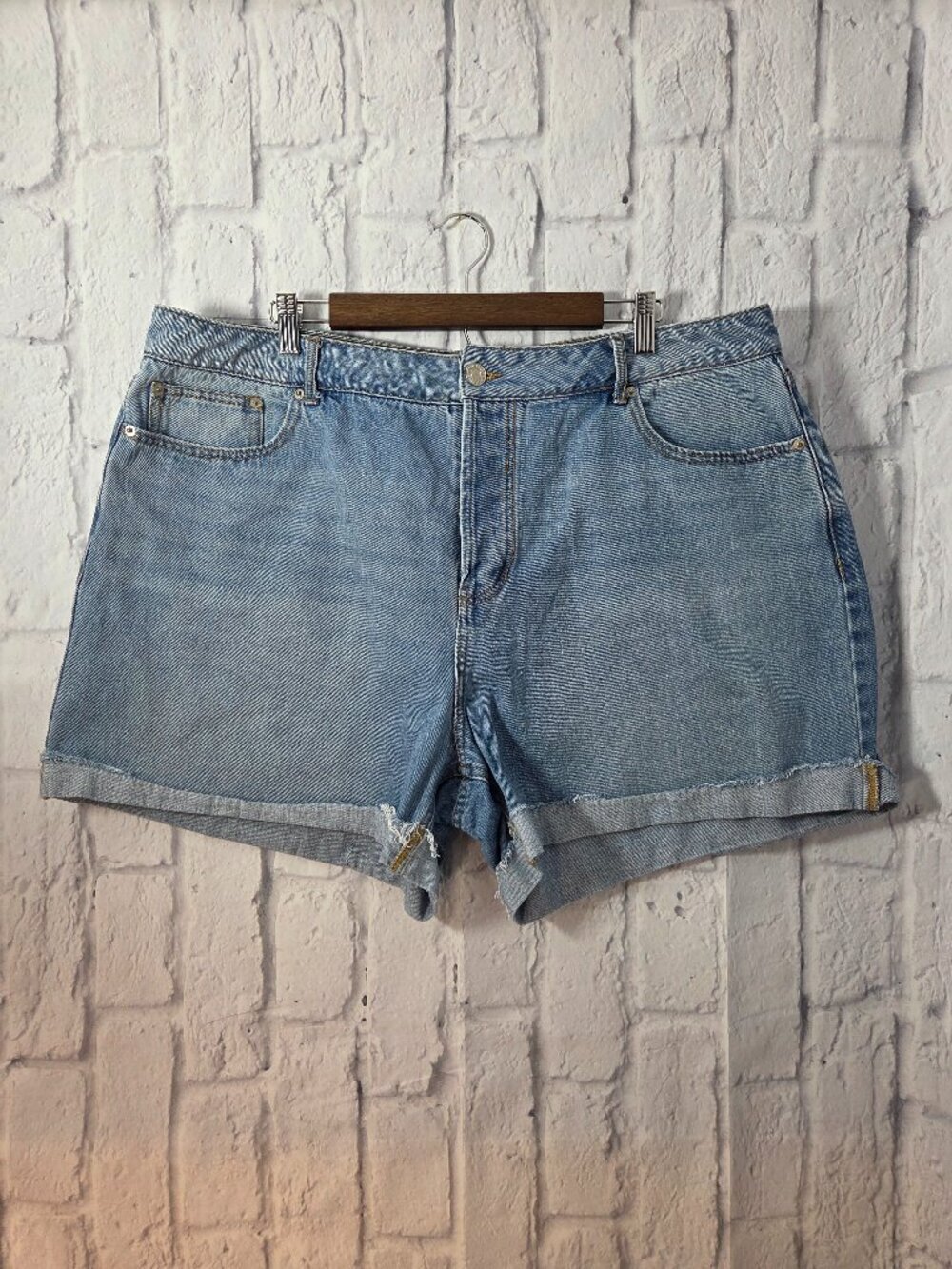 Forever 21 Size 18 Medium Wash Denim Blue High Waist Button Fly Denim Mom Shorts